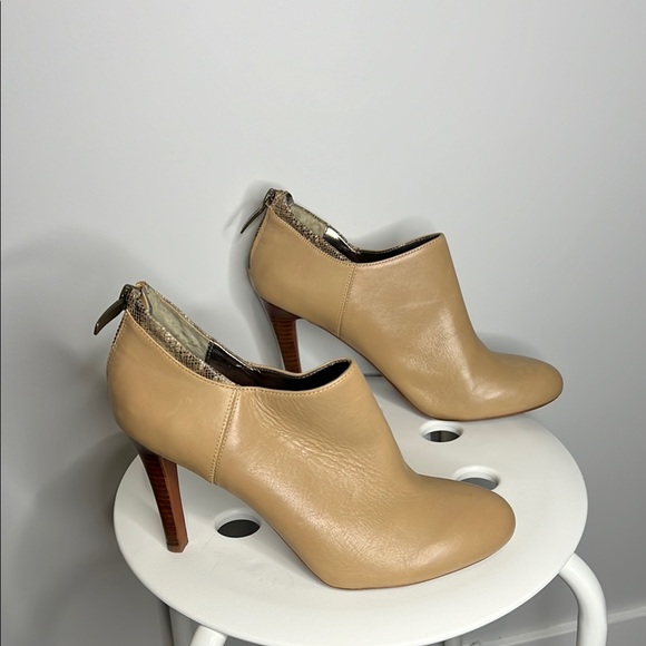 DKNYC Elegant Beige Leather Ankle Boots - Picture 5 of 7